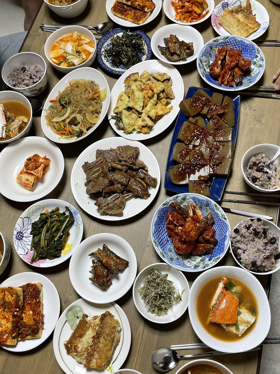 zzz5905's tweet photo. 밥 전 la갈비 잡채 도토리묵 꽃게탕 등등 https://t.co/RZCMlcRpzr