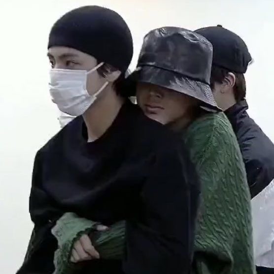 vminnightsky's tweet photo. this soft vmin back hug on your tl today, with the end result of taehyung holding jimin’s hand🥺 https://t.co/jnpKnXleug