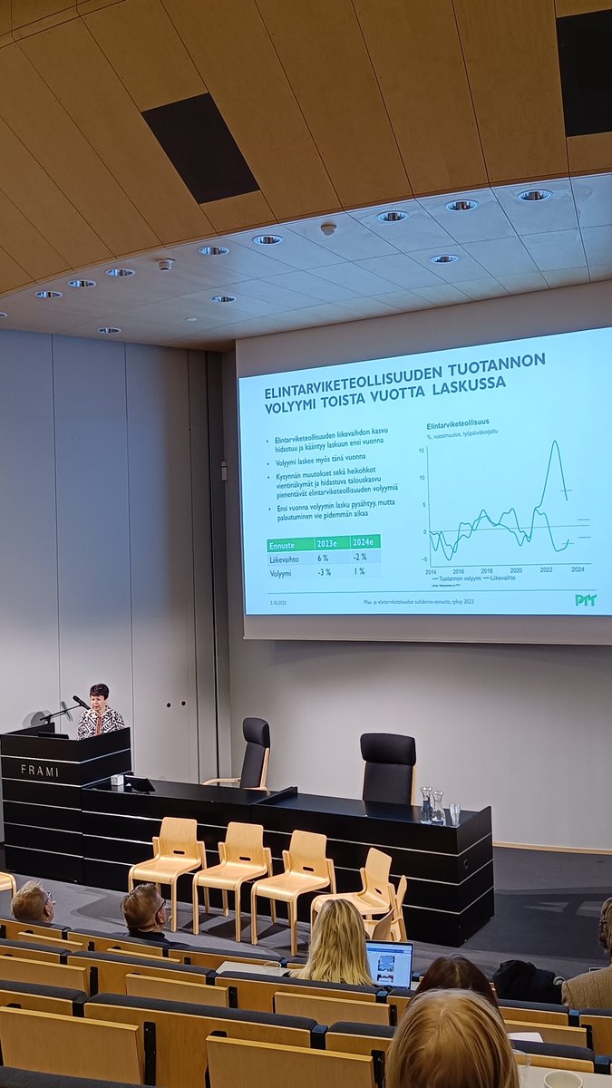 PTT:n maa- ja elintarviketalouden suhdanne-ennusteen julkistus Seinäjoella. Paneeli keskustelee muutosten taustatekijöistä. Mm. viestinnän tärkeys kotimaisen tuotannon käytön lisäämiseksi puhutti. #maatalous #elintarviketalous #suomalainenruoka