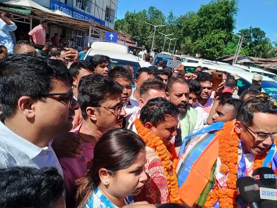 Rakesh chakravorty (@rakeshchakravo) on Twitter photo Received <a href="/IYC/">Indian Youth Congress</a> President <a href="/srinivasiyc/">Srinivas BV</a> ji & Youth Leader MP <a href="/GauravGogoiAsm/">Gaurav Gogoi</a> ji at Silchar Airport today.
Befor starting the #YouthJodoYatraAssam
<a href="/Zubairanam/">Zubair Anam</a> <a href="/smrutirlenka/">Smruti Ranjan Lenka ସ୍ମୃତି ରଞ୍ଜନ ଲେଙ୍କା</a> <a href="/IYCAssam/">Assam Pradesh Youth Congress</a> @allavaru Received <a href="/IYC/">Indian Youth Congress</a> President <a href="/srinivasiyc/">Srinivas BV</a> ji & Youth Leader MP <a href="/GauravGogoiAsm/">Gaurav Gogoi</a> ji at Silchar Airport today.
Befor starting the #YouthJodoYatraAssam
<a href="/Zubairanam/">Zubair Anam</a> <a href="/smrutirlenka/">Smruti Ranjan Lenka ସ୍ମୃତି ରଞ୍ଜନ ଲେଙ୍କା</a> <a href="/IYCAssam/">Assam Pradesh Youth Congress</a> @allavaru