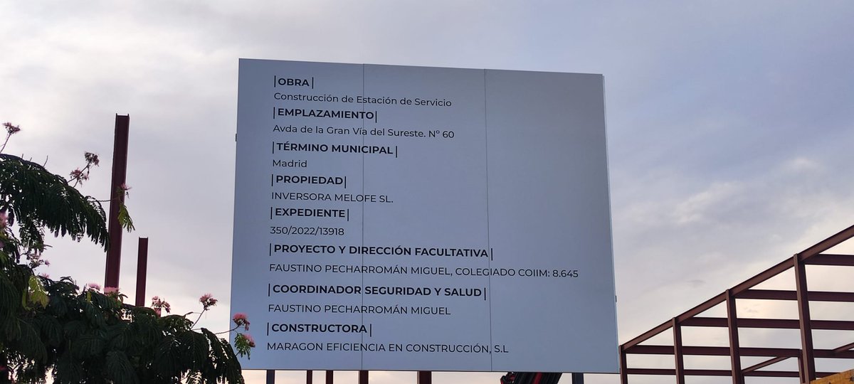 avpaudevallecas's tweet photo. Comienza la construcción de la DÉCIMA gasolinera en el barrio. Claro que con un solo IES público, sin plazas públicas de FP, el caos en la escolarización, con un transporte público deficiente, las bases de bicimad vacías está claro a qué nos empujan... https://t.co/HfOqtMRSKb