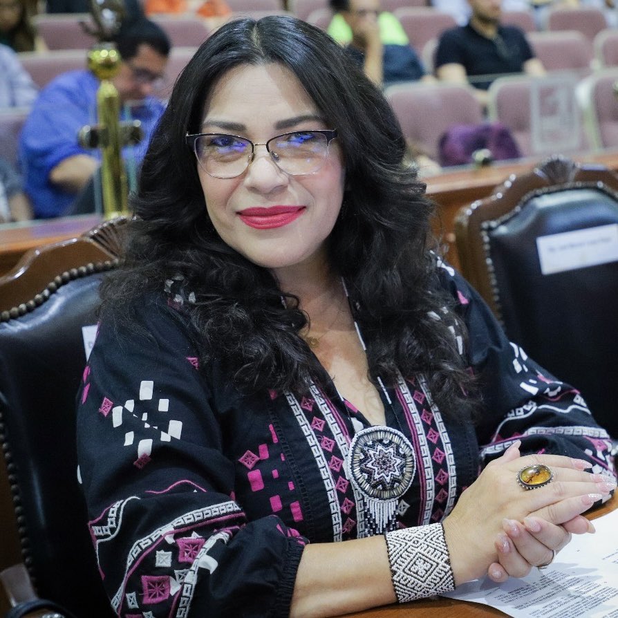 VeronicaBatiz's tweet photo. El Primer Día, del Último Año, en el Congreso a Comenzado!!. además de las reuniones y de estar cerca de ustedes entregando mi Segundo Informe, fui a llevar solicitudes que personalmente me hacen, y me da la oportunidad de estrechar sus manos y agradecer su confianza.. abrazos 🤗 https://t.co/9mv47LDhgU