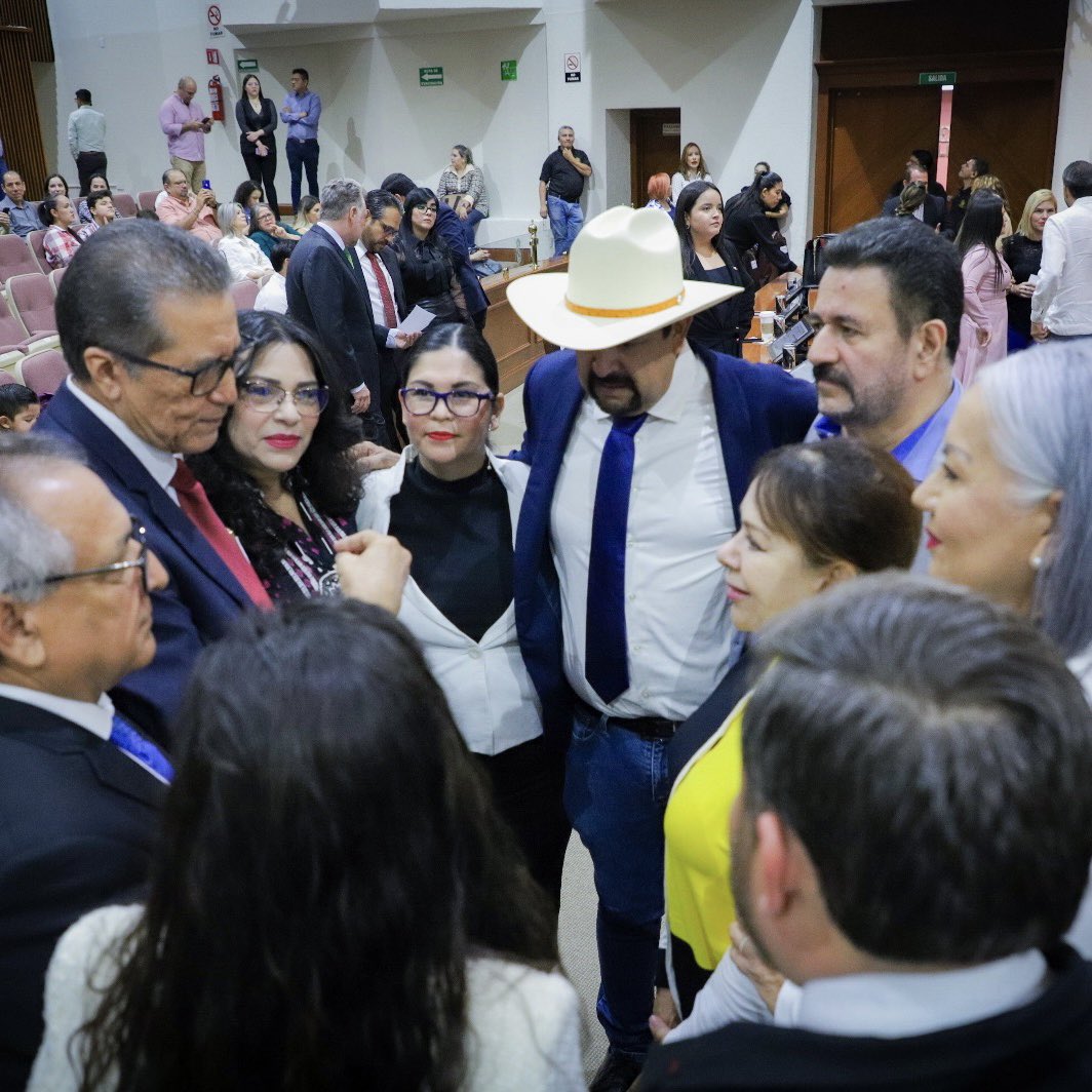 VeronicaBatiz's tweet photo. El Primer Día, del Último Año, en el Congreso a Comenzado!!. además de las reuniones y de estar cerca de ustedes entregando mi Segundo Informe, fui a llevar solicitudes que personalmente me hacen, y me da la oportunidad de estrechar sus manos y agradecer su confianza.. abrazos 🤗 https://t.co/9mv47LDhgU