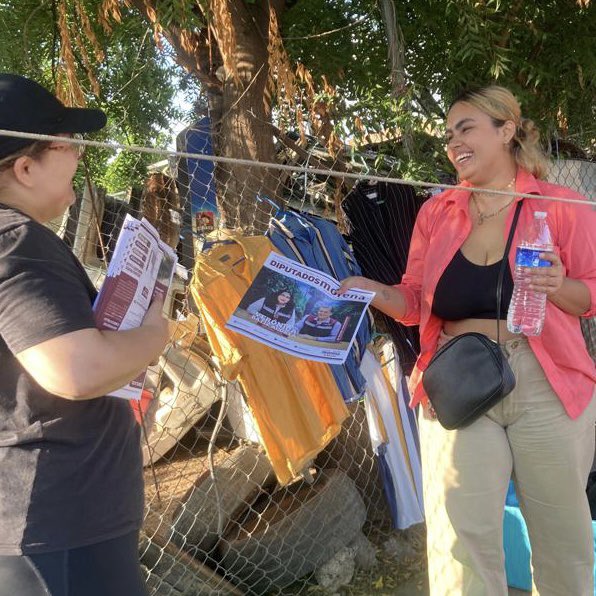 VeronicaBatiz's tweet photo. El Primer Día, del Último Año, en el Congreso a Comenzado!!. además de las reuniones y de estar cerca de ustedes entregando mi Segundo Informe, fui a llevar solicitudes que personalmente me hacen, y me da la oportunidad de estrechar sus manos y agradecer su confianza.. abrazos 🤗 https://t.co/9mv47LDhgU