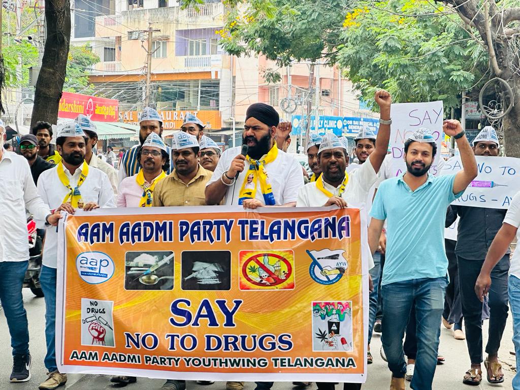 SardarRandheer's tweet photo. Anti-Drug march in @AapHyderabad  Great initiative from my team @AYWTelangana  Sanoj yadav AYW Telangana State Vice President and team.
Sardar Randheer Singh rana 
State youth president AYW Telangana .@attorneybharti @SandeepPathak04 @SanjayAzadSln @AAPTELANGANA @AamAadmiParty https://t.co/qEdMApDtxk