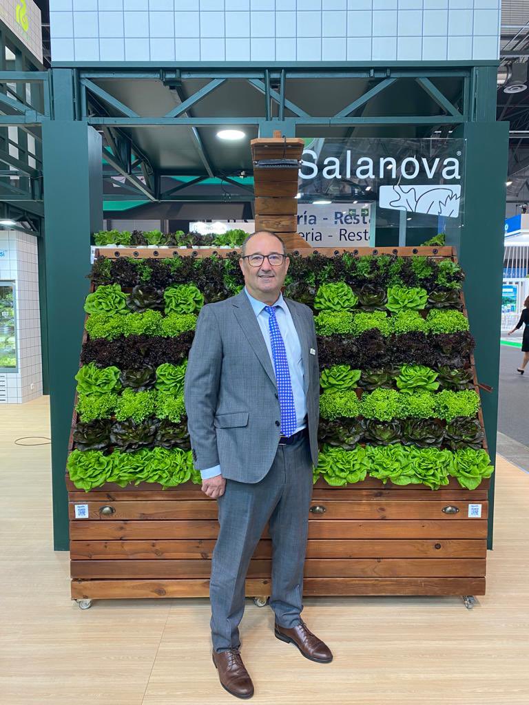 JoseLSaiz's tweet photo. Comenzamos #fruitattraction2023 #rijkzwaan #lettuce #salanova #snacklettuce https://t.co/S8DbOkfSCC
