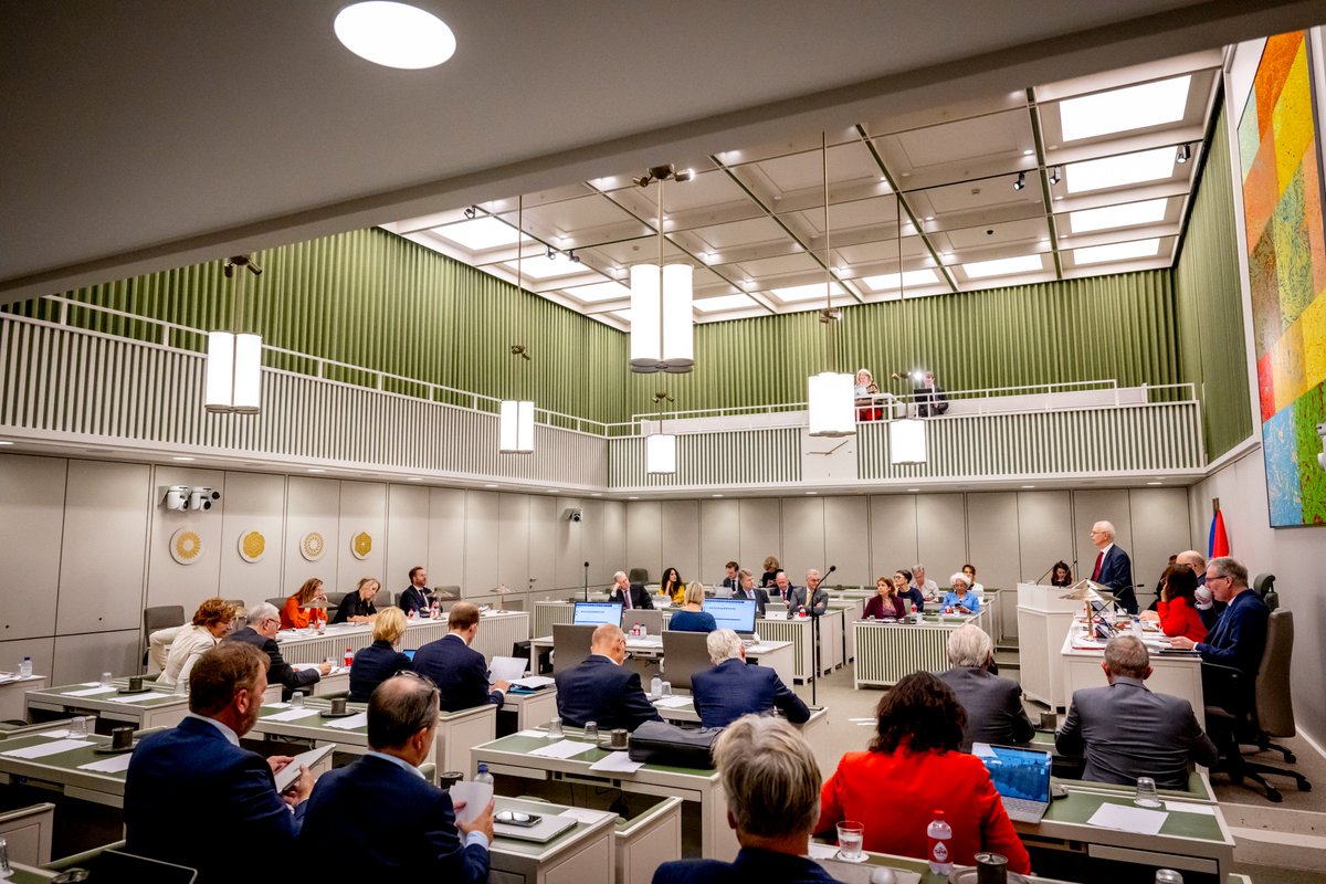 Tijdens het debat over het correctief referendum voeren dertien Kamerleden het woord. Van deze senatoren houden vijf hun maidenspeech; <a href="/daanroovers/">Daan Roovers</a>, Karin van Bijsterveld, @eddyhartog, <a href="/JorisOetelaar/">Joris van den Oetelaar</a> en @ilona_lagas. 

De hele sprekerslijst⤵️
eerstekamer.nl/sprekerslijst/…