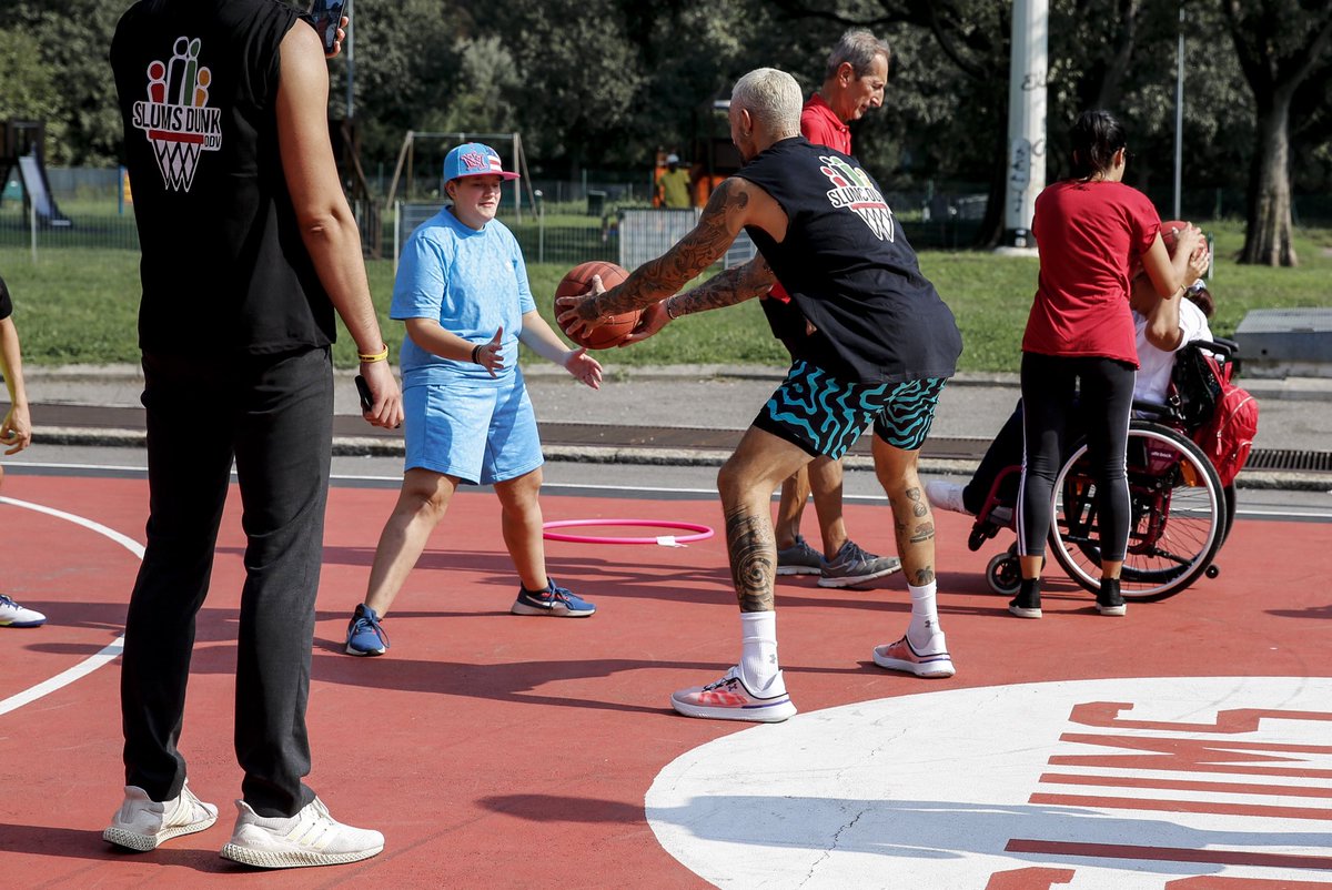 This is why we play!! ❤️🏆

Pomeriggio ideale insieme agli amici di Mio fratello ODV e Socialosa 
Tante risate e un po’ di basket per ragazzi e ragazze che per la prima volta hanno toccato un pallone da basket. Felicissimi di avervi avuti tuttinel nostro playground 
#dreaitmakeit