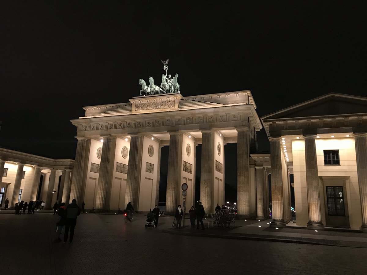 03. Oktober 2023: 

Deutschland wird Dreiunddreißig und führt sich gerade auf wie Dreiunddreißig.

 #TagDerDeutschenEinheit
