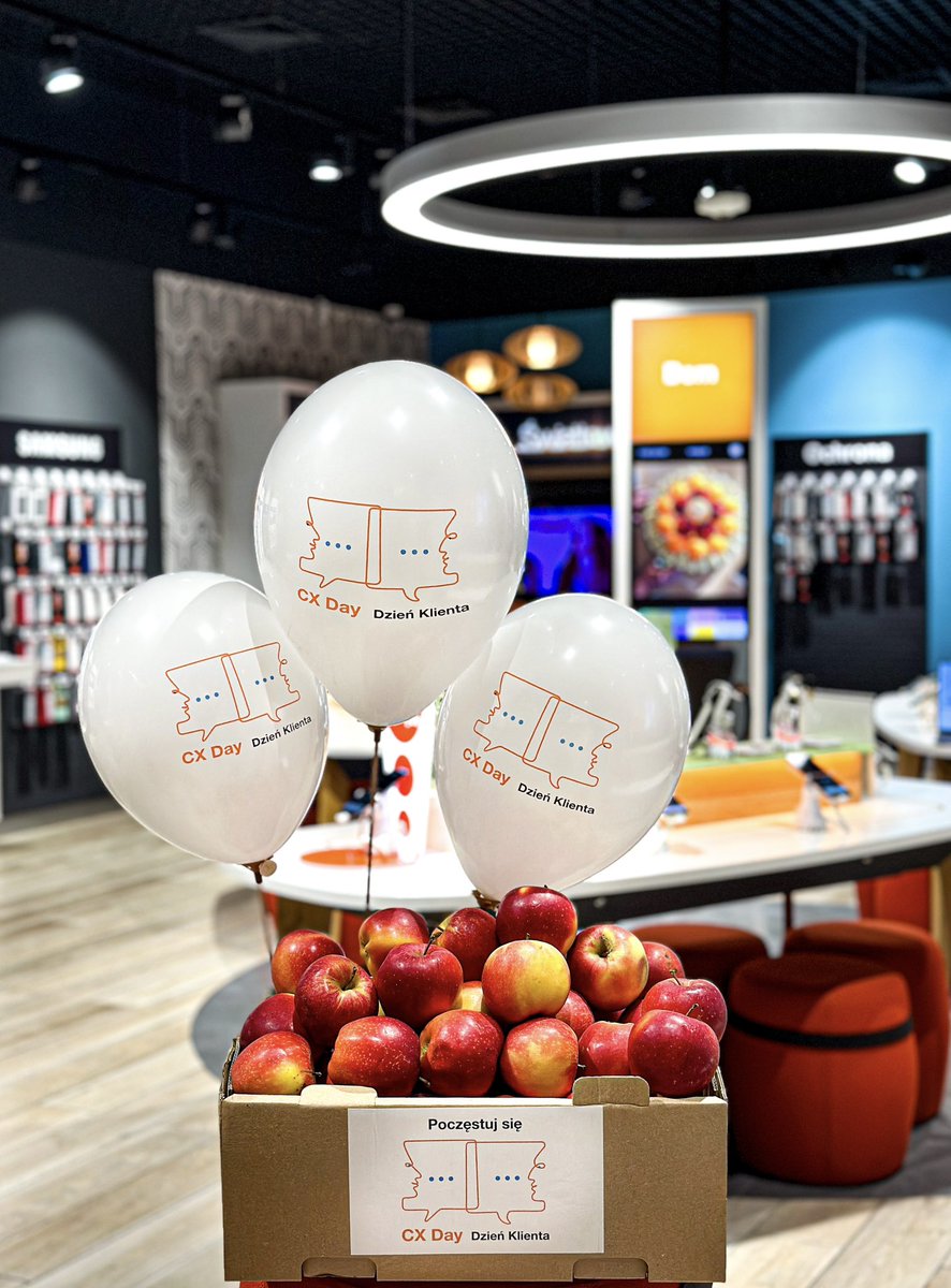 zepepeta's tweet photo. Klient jest dla nas ważny cały rok, ale szczególnie dziś, kiedy obchodzimy w #Orange Dzień Klienta #CXDay z tej okazji moja firma przygotowała dla naszych klientów zdrowy poczęstunek w postaci jabłek 🍎 
Odwiedźcie dziś nasze salony i świętujcie razem z nami🙂 https://t.co/crlziMOLZY
