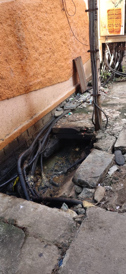 SanthoshKrish_'s tweet photo. 🚨Urgent Alert! 🚨
Open sewerage path + nearby electric box + exposed wires in sewage water + solid waste dumping = MAJOR SAFETY HAZARD! 🙅‍♂️😱
@chennaicorp  residents at Diwan Bashyam st, West Saidapet need IMMEDIATE help.
Kindly do the needful before disaster strikes! 🛠️🚧 https://t.co/FTGZ7x6q3q