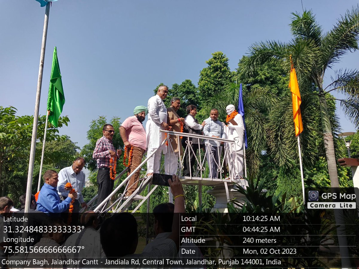 McJalandhar's tweet image. Visit in Company Bagh to celebrate the Gandhiji&apos;s birthday to paying tribute on Gandhiji&apos;s statue Today did duty in Rainak Bazaar  to aware people do not littering anywhere and stop  to use SUP only use cloth bags.#IndianSwachhataLeague #YouthVsGarbage #pmidc #GarbageFreeIndia