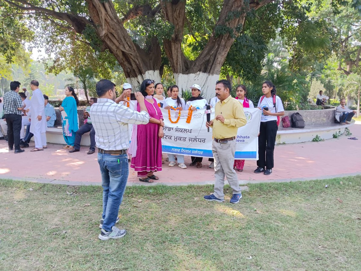 McJalandhar's tweet image. Visit in Company Bagh to celebrate the Gandhiji&apos;s birthday to paying tribute on Gandhiji&apos;s statue Today did duty in Rainak Bazaar  to aware people do not littering anywhere and stop  to use SUP only use cloth bags.#IndianSwachhataLeague #YouthVsGarbage #pmidc #GarbageFreeIndia