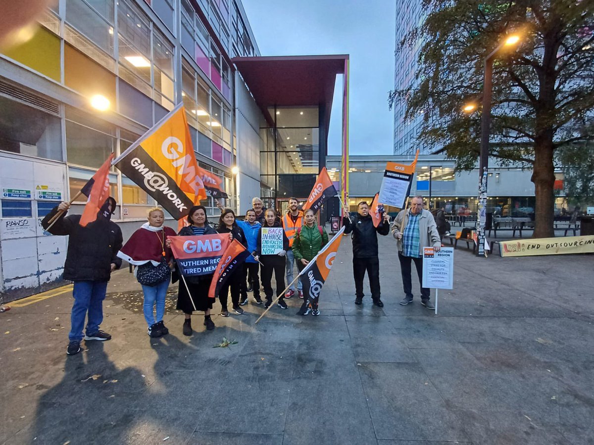 Day 2 on the UAL cleaners picket line at LCC 6-8am every day this week

Out there while it’s dark and rainy, fighting for better working conditions, dignity and respect ✊ 

Please donate to the strike fund if you can!

crowdfunder.co.uk/p/support-stri…