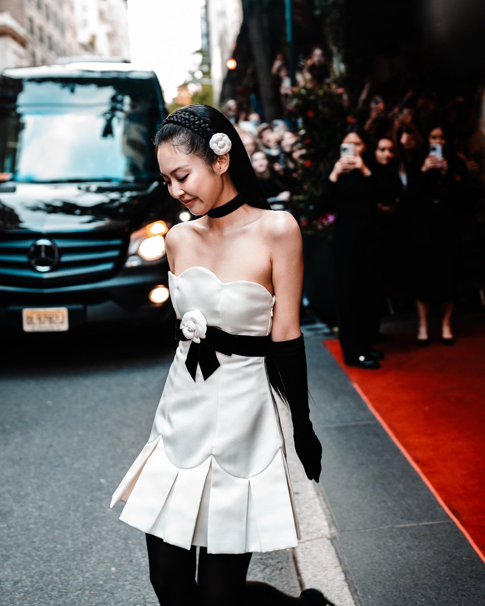 pour_jennie's tweet photo. Can’t wait for the main event to arrive

RT &amp; reply:
JENNIE AT CHANEL PFW
#JENNIExCHANELSS24  
#CHANELShow #CHANELSpringSummer https://t.co/ibC09S3GCe