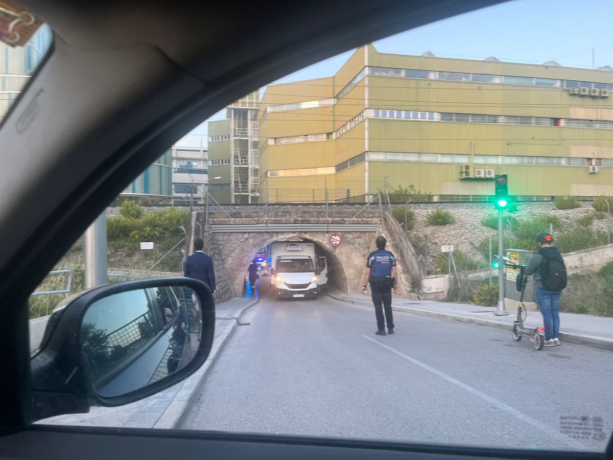 AVVcarcavas's tweet photo. Cada día es más complicada la entrada de los niños al cole...entre los camiones de la cementera, el túnel de un solo sentido y no funcional, los abundantes coches de @iberdrola... sin transporte público...  ¿Hasta cuándo @MADRID ? https://t.co/KGAB1SqHTK