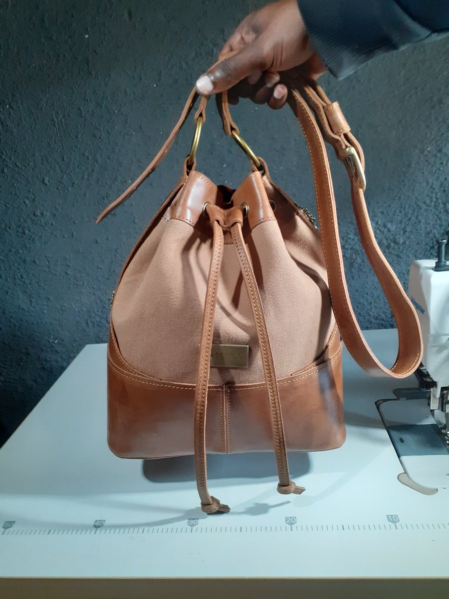 bunduhide's tweet photo. uNtombi Enhle uphethwe intombi enhle..

No wonder this is her daily carrier🔥 Ngibonga iNkosi🙏

Orange Colony 

👜 iNtombi Enhle

🪡 Simphiwe Donald Mbangi 

Veg Tan leather &amp; Canvas drawstring mid sized shoulder handbag with cotton lining and antique brass metal finishes https://t.co/dkAdItDUGH