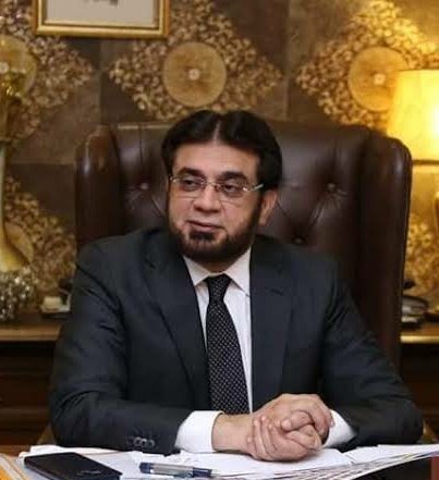 HamzaAzhrSalam's tweet photo. Sheikh Mehmood Iqbal got 800 acres in IK's Naya Pakistan Housing Scheme via @MalikRiaz_ which he marketed as "Le Paris". Le Paris sold certificates to public despite warnings from @SECPakistan &amp; GDA. Citizens await their plots but Sheikh sb built a palace in @BahriaTownOffic. https://t.co/YVOqONpMDp