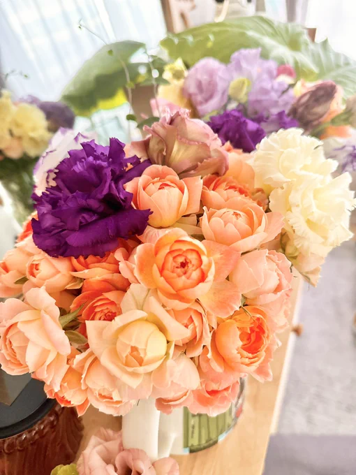 オレンジのモンシュシュ(薔薇)とトルコキキョウ クーラーの季節が終わったので久々に生花をゲットしました。 色彩がオレンジと紫でハロウィンみたい  可愛いお花に癒されつつ、今日は仕事場に詰めてお仕事します