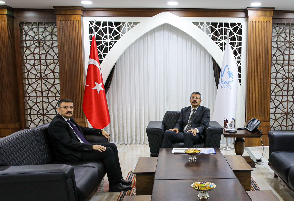 HakkariValiligi's tweet photo. 📌İlimiz Kanaat önderlerinden Mehmet Alayı Atlı, Vali/Belediye Başkan Vekili Ali Çelik’i makamında ziyaret ederek hayırlı olsun dileklerini iletti.

Vali Çelik, misafirine ziyaretinden dolayı duyduğu memnuniyeti dile getirerek teşekkürlerini iletti. https://t.co/d8lQn91zDQ