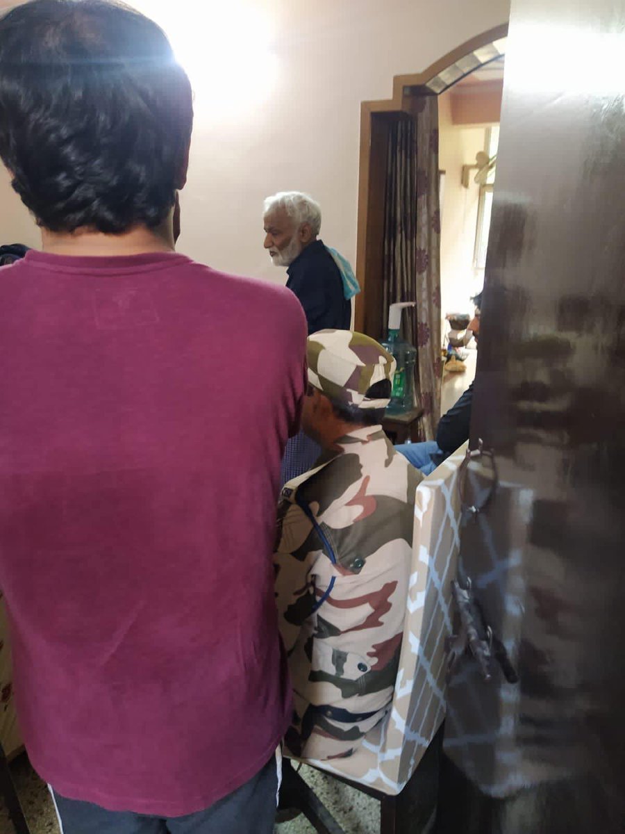 सुबह सुबह 6 बजे देश के वरिष्ठ स्वतंत्र पत्रकारों के यहाँ छापे ! 

ये लोकतंत्र है <a href="/narendramodi/">Narendra Modi</a>  ? स्वतंत्र आवाज़ों से इतना ख़ौफ़ ??