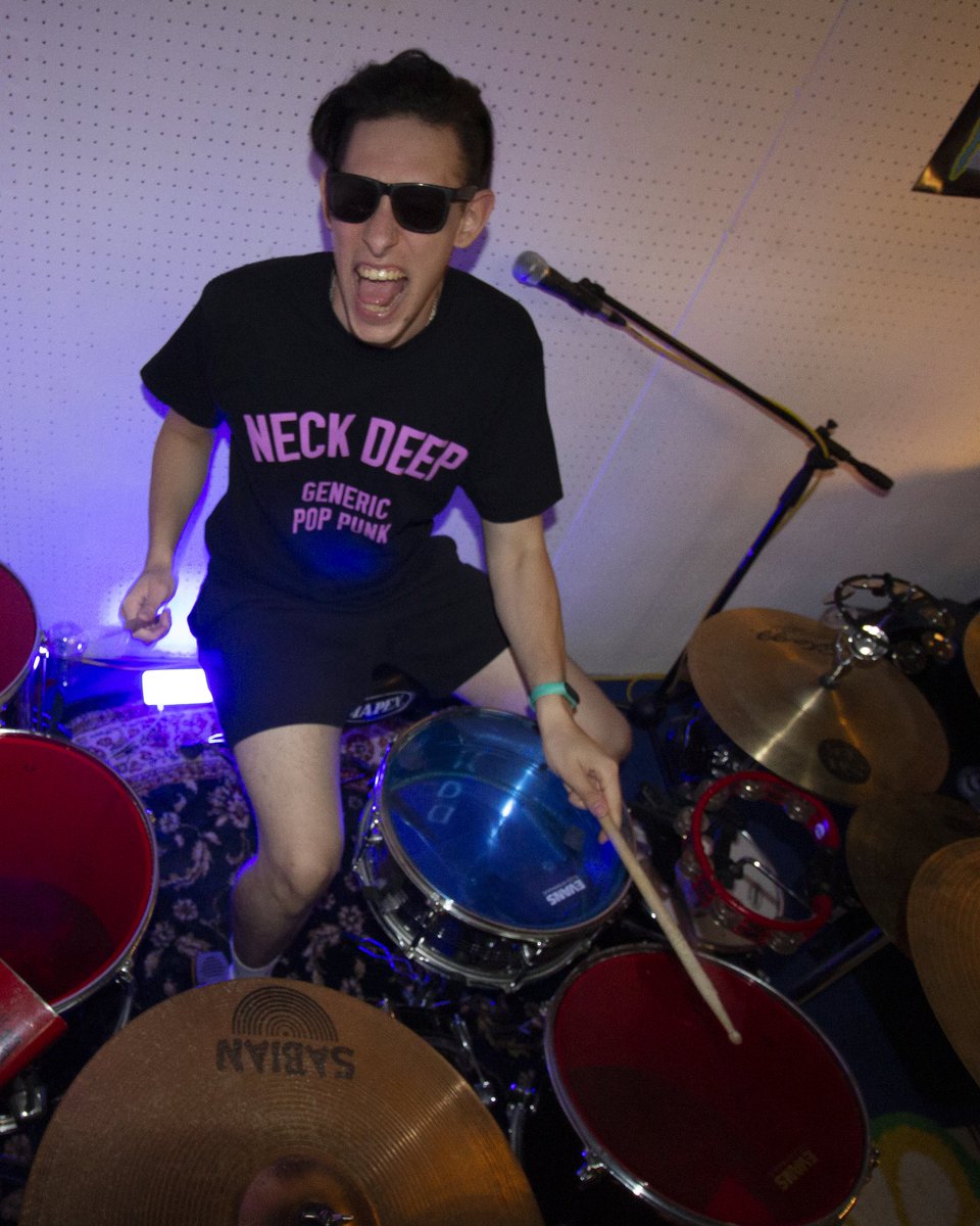 TheLyvers's tweet photo. Un fusto si riconosce da come colpisce i fusti
•
•
•
#lyvers #y #drummer #drum #drumsticks #ronf #newmusic https://t.co/eoTimDvMqd