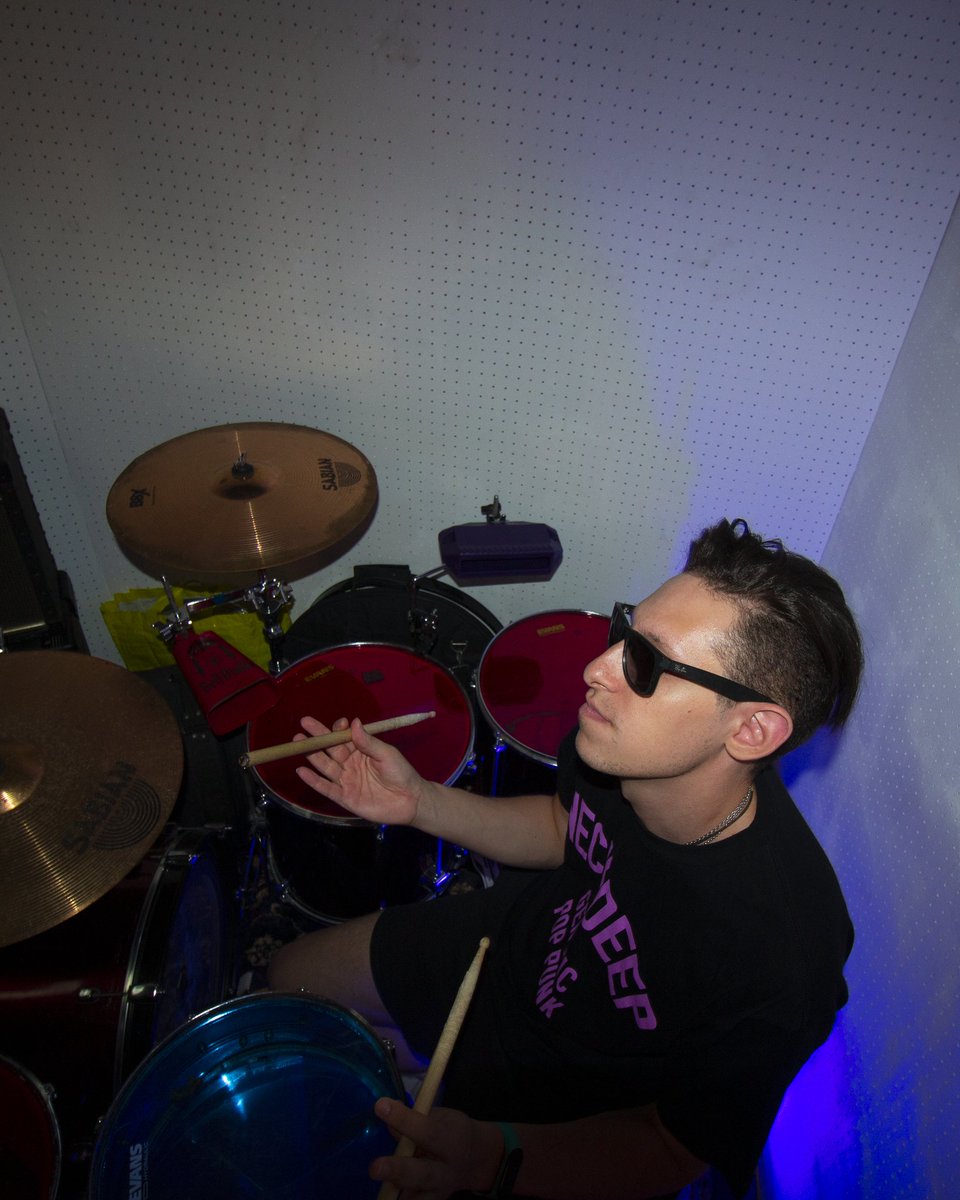 TheLyvers's tweet photo. Un fusto si riconosce da come colpisce i fusti
•
•
•
#lyvers #y #drummer #drum #drumsticks #ronf #newmusic https://t.co/eoTimDvMqd