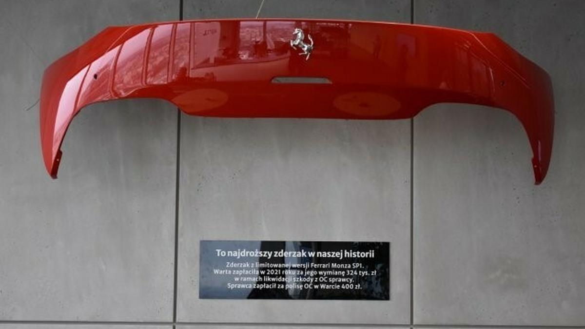 KubaBiel's tweet photo. A co powiecie na taki zderzak w siedzibie firmy Warta? Opowiada o tym, jak mężczyzna z polisą za 400 zł wjechał w Ferrari o wartości 8 mln zł 📷

Efekt? Sporo stresu! Okazało się, że wcale nie tak łatwo jest zdobyć zderzak do samochodu, którego wyprodukowano tylko 499 sztuk. Ostatecznie było to możliwe, ale za jedyne 324 tys. zł i pewnie gdyby nie ubezpieczenie, to byłoby gorąco.

Tym razem jednak Warta musiała pokryć całą szkodę, a nasz szczęśliwy pechowiec został z ciekawą historią do opowiadania przez całe życie