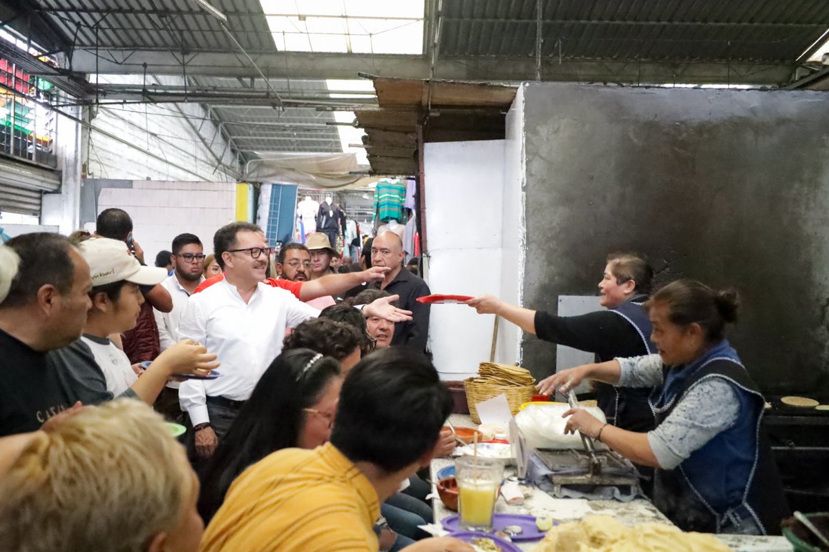 s_transformarmx's tweet photo. ¡Pura alegría, puro sabor! @NachoMierV  , promotor comunitario del IMT, se dio una vuelta por el Mercado La Acocota, donde fue recibido con mucho amor… y comida. 

¡No podían faltar las quesadillas y las memelas! https://t.co/RlmamdY53g
