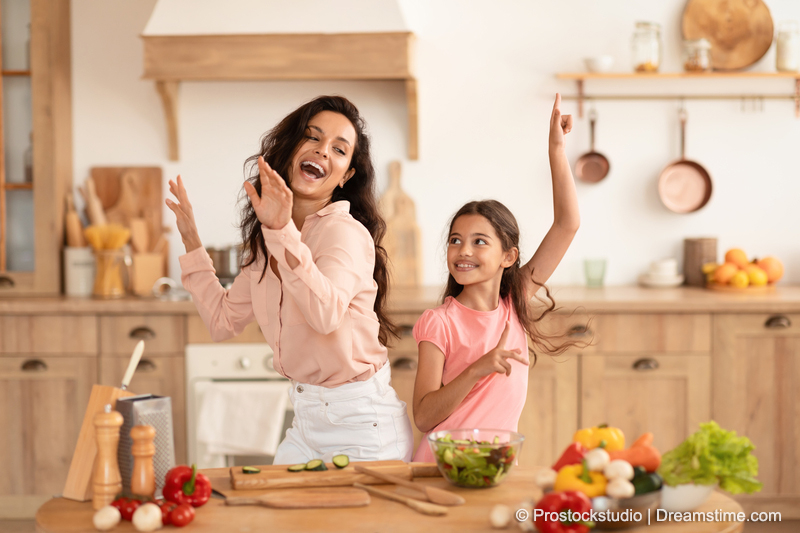 Dreamstime's tweet image. Food preparation doesn't need to be boring 😉
dreamstime.com/cooking-fun-mo…
#FamilyFun #Parenting #CookingSkills #KitchenFun