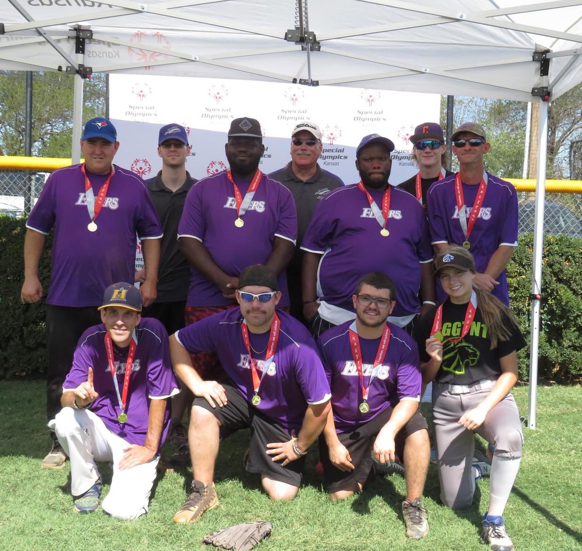 sadie_bowyer's tweet photo. Had so much fun playing with the Air Capital Flyers Unified Special Olympic Softball team! Practicing and playing with these athletes for the past month has been a blast. REGIONAL and STATE CHAMPS!🥇 https://t.co/9SDamlNyHL
