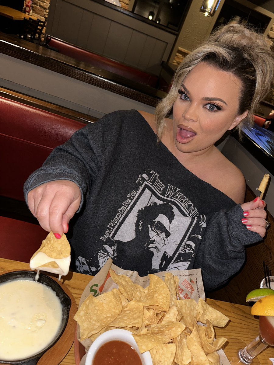 trishapaytas's tweet photo. Let me put u on something. Chili’s bottomless chips but with WHITE QUESO 🤤🤤🤤 https://t.co/LzmvyFulqN