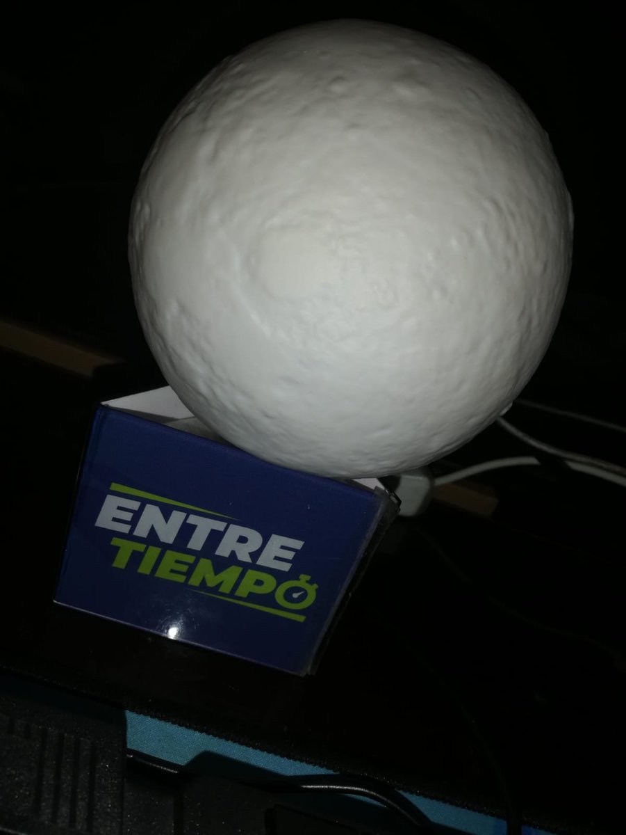 terribleMuelas's tweet photo. Esta es la "bola de cristal", de plástico y dice que:
La U gana el Clausura
Alianza directo a la Final 
Universitario y Cristal semifinales.
Perú gana en Lima a Argentina 
Y un equipo del Sur campeona la Copa Perú. https://t.co/gpVTAKGfwX