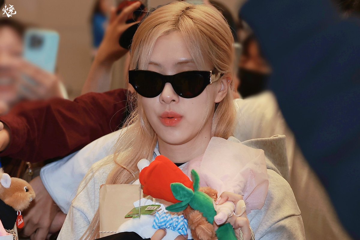 fever_211's tweet photo. 231002  ICN

#블랙핑크 #로제  
#BLACKPINK #ROSÉ https://t.co/Sb2TNHuuKA