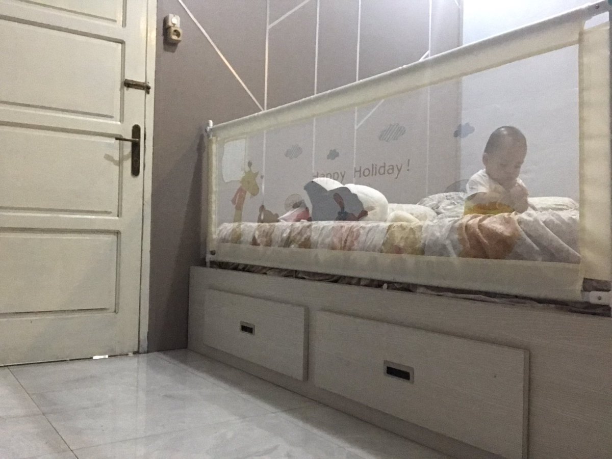 kprmst's tweet photo. Kalo kamar arza bara di bengkulu konsepnya modern minimalis, lengkap dengan lemari custom yg tingginya sampe langit(langit) dengan lantai granit khas rumah horang kaya dan ember terazzo kayak di villa-villa https://t.co/zLznzCIo1T