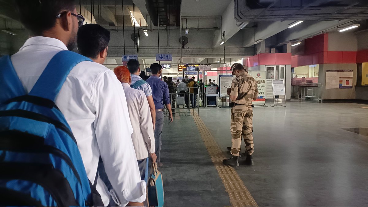HSharma1214's tweet photo. Hey @OfficialDMRC, 🚇 Noticed at Maujpur Babarpur station that despite having two gates for male check-in, only one is operational, causing long queues. Can we optimize service by opening both gates during peak hours? 🙌 #DMRC #EfficiencyImprovement https://t.co/sufZeHilhw