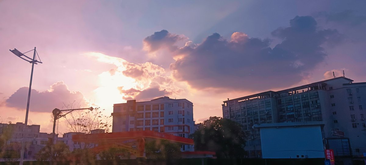 FantasyBDerain's tweet photo. Setting sun https://t.co/YRTIW2pNj8