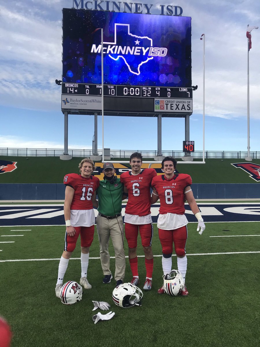 MatteoBianchi29's tweet photo. Happy Birthday Coach! 
@MBHSFootball https://t.co/k4AVjdRueQ