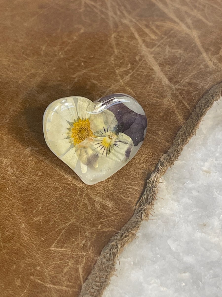 Artisan white, heart shaped bohemian resin ring. Made with real flowers. Size 7.5
The flowers in the center of the heart are book pressed. The band of the ring is white with micro glitter.
Retro boho look and feel.
#Bohoring #handmadering #floralring