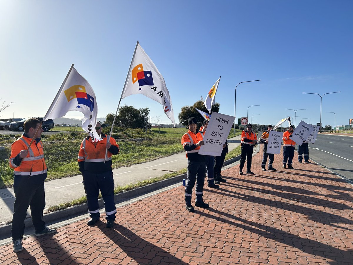 While the State Government is concerned about saving its own skin, Metro Mechanics continue to strike to fund, fix and save ALL of Metro. By the amount of horns honking in support last week and today, the public agree! Industry pay rates to ensure a stable workforce #politas