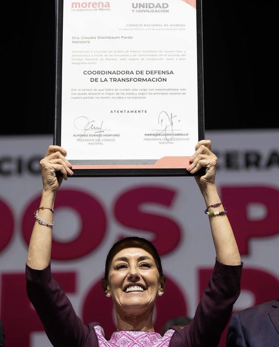 Sheinials's tweet photo. Un día sales con tu gorrita, tenis, morral y te vas a brigadear casa por casa. // Otro a través de la lucha y el servicio incansable el pueblo te elige como Coordinadora Nacional de la Defensa de la #4T.

¡Eso es @PartidoMorenaMx! ♥️
¡Trabajo + trabajo! 🇲🇽

#OrgulloMorena https://t.co/ixbthUXlCN
