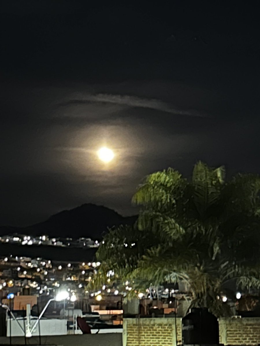 juliacuellar82's tweet photo. Hace 12 años, una noche como hoy sabía que un amor eterno llegaría a mi vida.
Hoy vimos juntos esta Luna.
¿Qué tiene de maravilloso esta luna?
Que estás aquí conmigo, contemplando
Ay, mamá
#adolescente #amor #señoracamioneta #SuperBb https://t.co/qPVP3Xrfu8