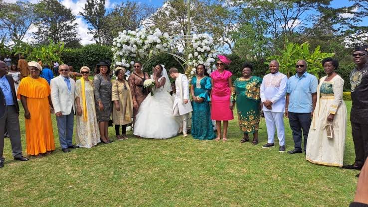 RobertAlai's tweet photo. Lakini hawa wangwana walienda wedding au comic festival? 

Does the man look Swiss? Kama mnataka Pakistanis, tell me. 

Pakistan High Commission is in Kileleshwa and the best place to find a good Pakistani is in Diamond Plaza or the many Ngong Road car Bazaars. 

Usitumie pesa mingi kuenda Switzerland.