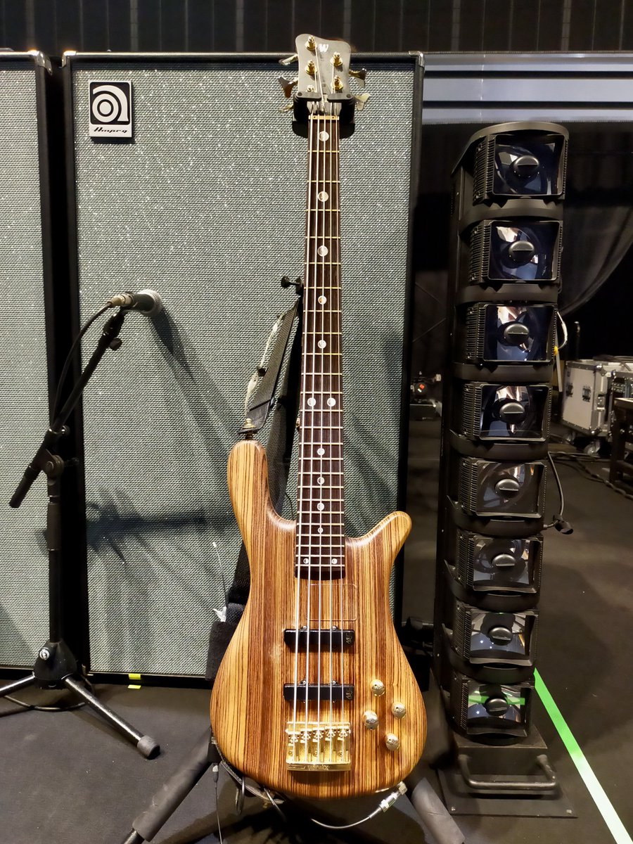 kiyoshi_1031's tweet photo. 機材がすべて手元に戻ってきました

B'z Pleasure 2023、全24公演×全曲をこのメインベース1本で弾き切りました😌
トラブルなくずーっと元気に鳴り続けてくれました！

あの豪雨でもし壊れたとしても、このステージで役目を終えられるなら本望だろうと思いながら全力で弾きました😌

おつかれさまー！ https://t.co/xfAyPywkT0