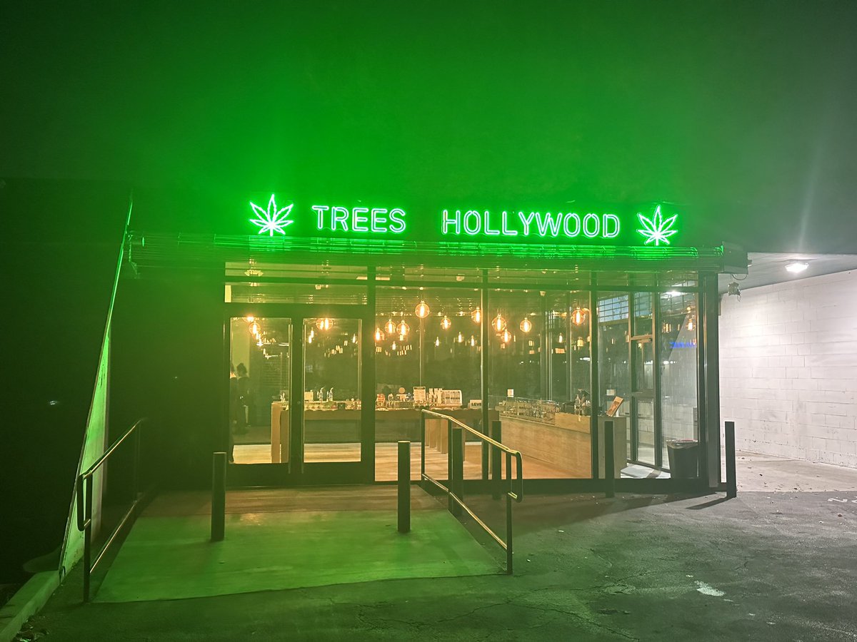 Heat at the former smog check business recently renovated into Hollywood’s newest weed store. 

And friends, it has a drive thru. 

#TreesHollywood #EastHollywood