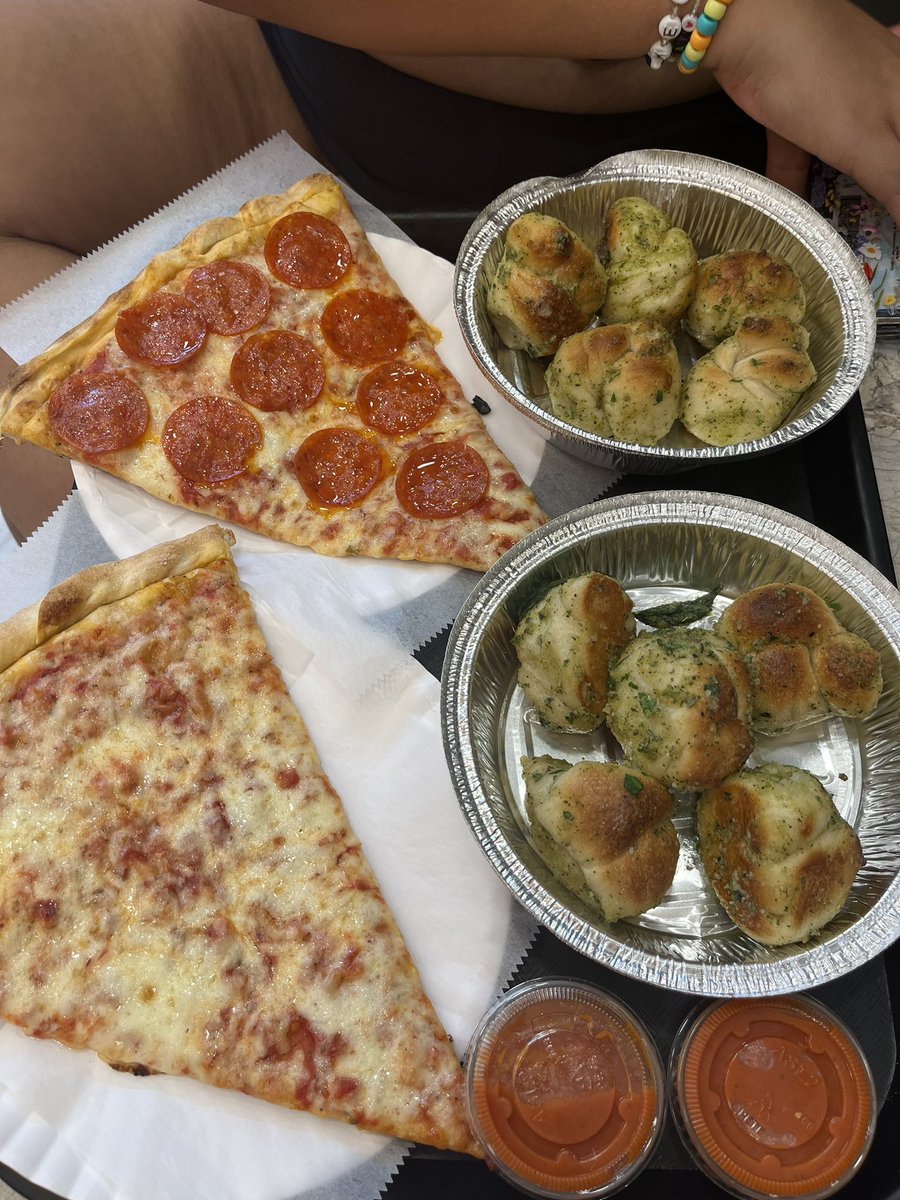 taygeniuss's tweet photo. post munagenius gorgeous pizza https://t.co/yJF23Nieac