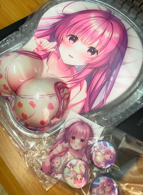 ひよりさんからグッズのサンプルをいただきましたおっぱいマウスパッド…これはすごい…(右は描かせていただいた元イラストの一部です)#ひよりーみんぐ 