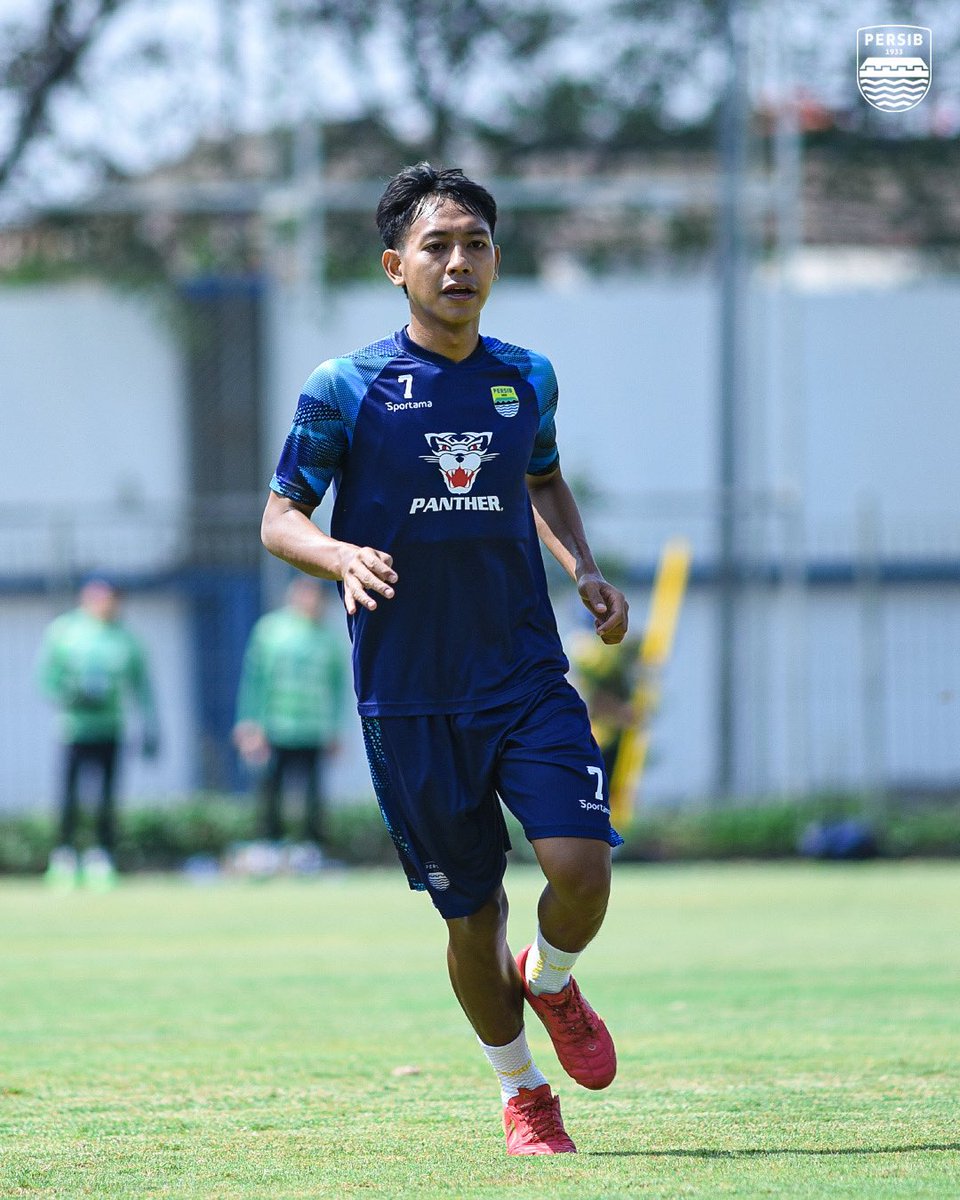 persib's tweet photo. Tenaga tambahan #PERSIB untuk menghadapi laga selanjutnya 🔜 

#SepakbolaUntukSemua https://t.co/r8GFKHWbSC