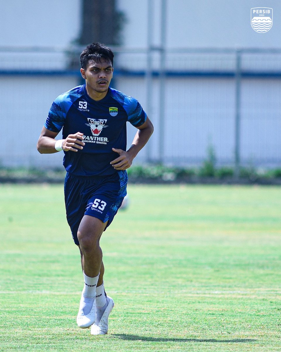 persib's tweet photo. Tenaga tambahan #PERSIB untuk menghadapi laga selanjutnya 🔜 

#SepakbolaUntukSemua https://t.co/r8GFKHWbSC