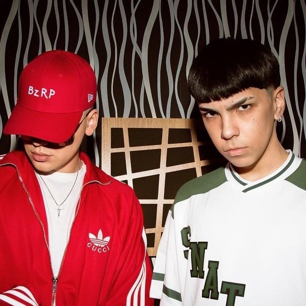 Clubi on X: 🚨 DATO: es la primera vez que Bizarrap se pone la gorra ROJA  en una session.  / X